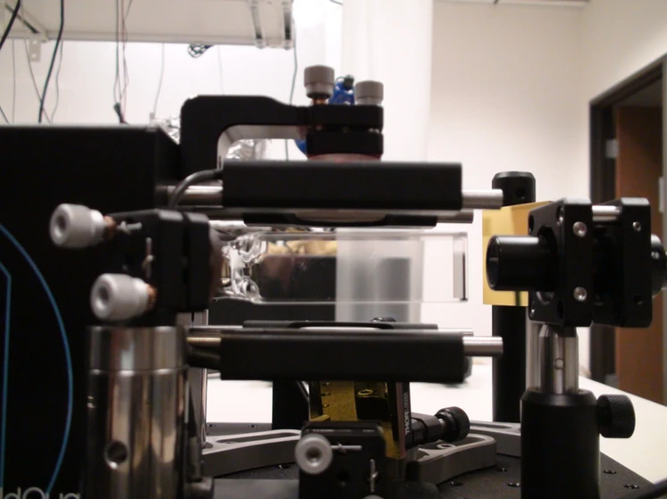 Full color image of the side-view of the miniMOT cell in the miniMOT Package