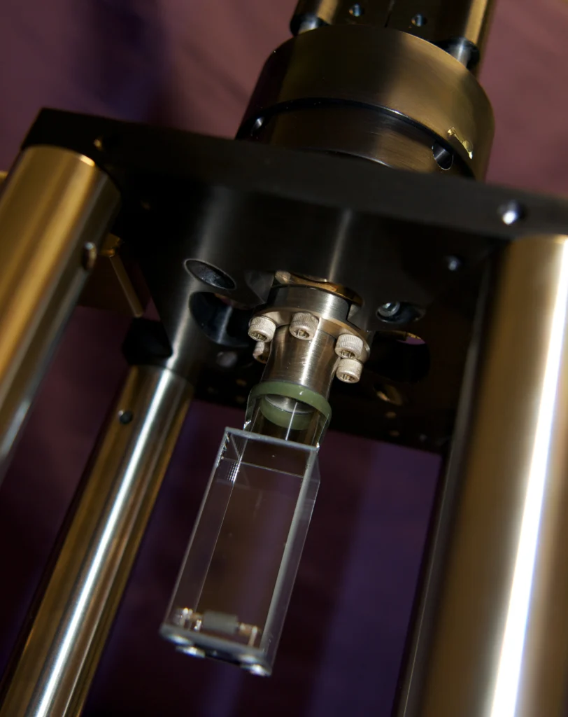 The RuBECi is fed by a Cold Atom Source Cell to provide a high differential pressure between the 2D+ and 3D MOTs